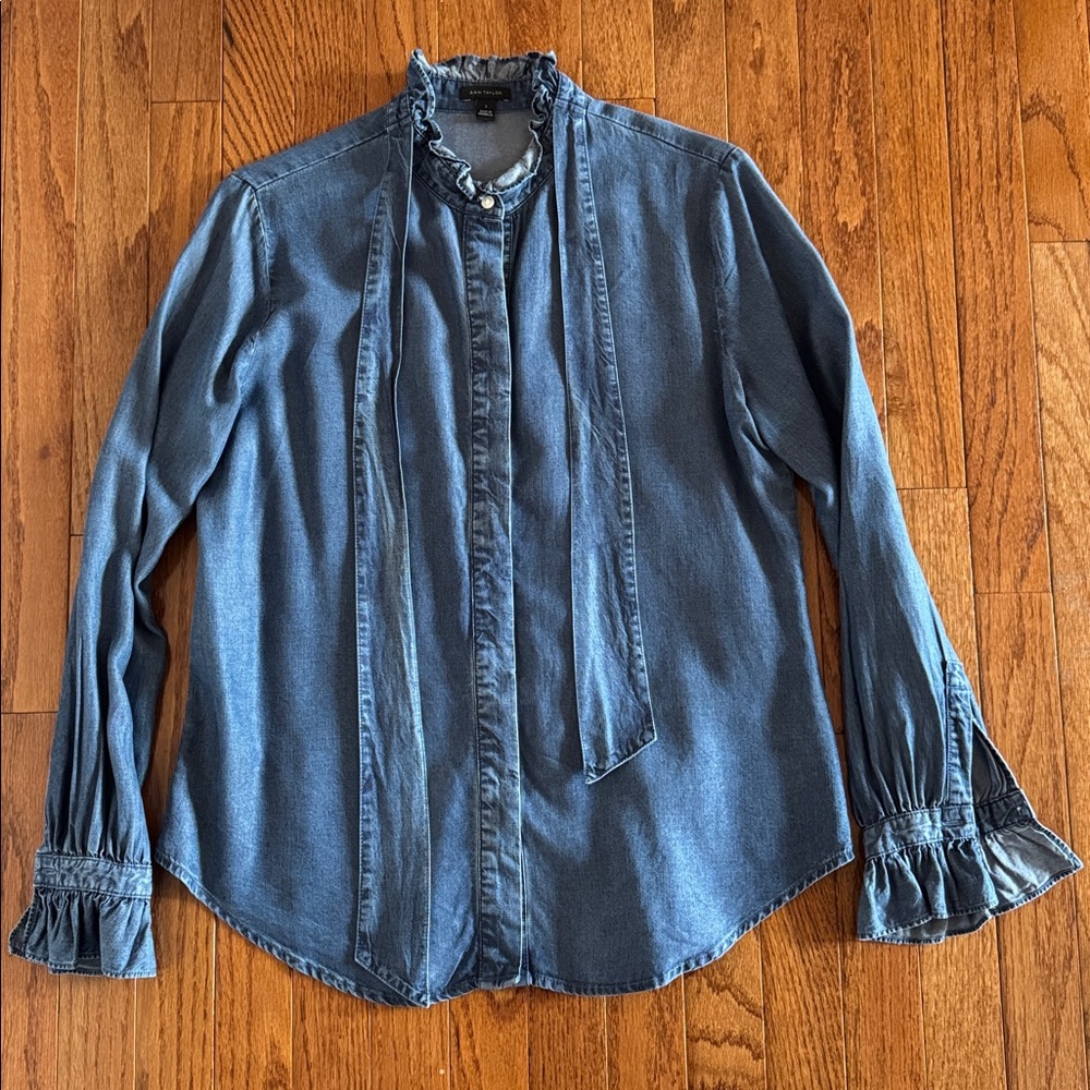 🎉Ann Taylor🎉- Denim Ruffle Collar Blouse(Size S)🎉